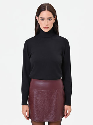 Figurbetonter Rollkragenpullover in Schwarz