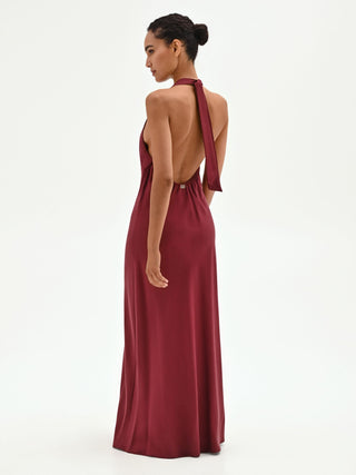 Robe longue rouge à encolure américaine