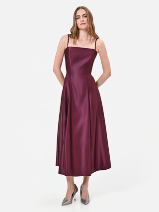 Robe midi bordeaux en satin à jupe évasée