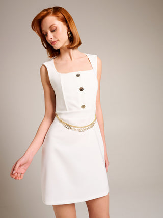 Robe blanche à détails dorés