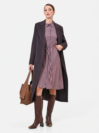 Bordeauxrotes Hemdblusenkleid mit Mikromuster