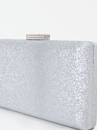 Silberfarbene Clutch mit Schmuck-Applikation