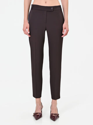 Dunkelbraune Hose mit Bügelfalte