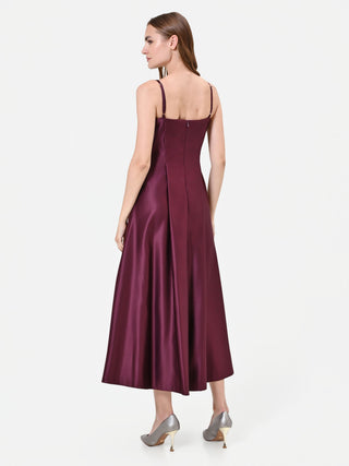 Robe midi bordeaux en satin à jupe évasée
