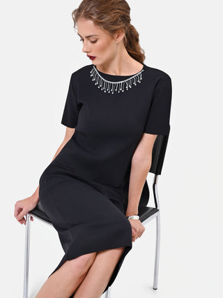 Maglia nera con scollo gioiello