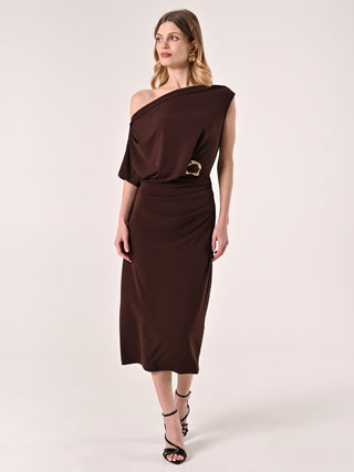 Robe marron à boucle dorée