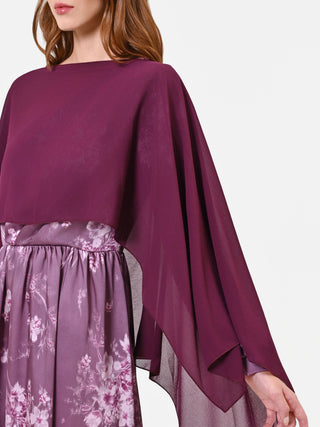 Bordeauxfarbener Überwurf im Cape-Stil