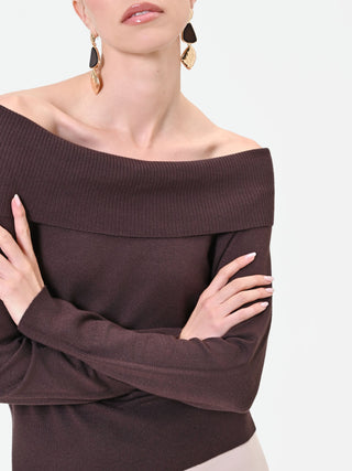 Dunkelbrauner Pullover mit Carmen-Ausschnitt