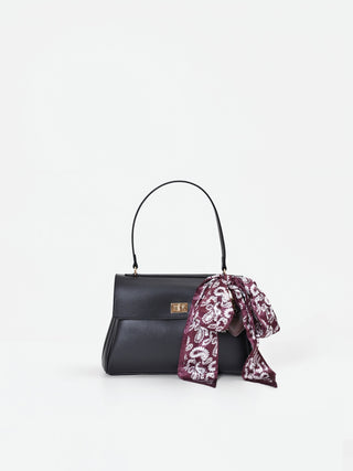 Borsa a mano nera con foulard e charms