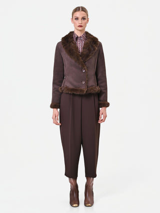 Kurze dunkelbraune Jacke mit Details in Felloptik