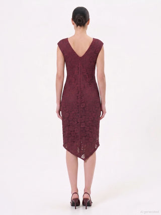 Robe fourreau bordeaux asymétrique en dentelle rebrodée