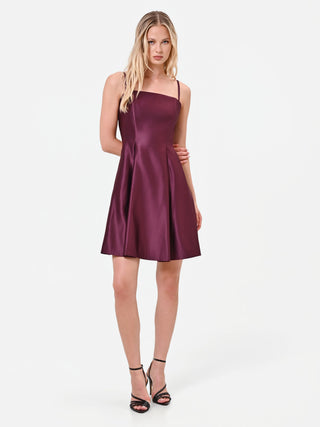 Robe courte en satin bordeaux