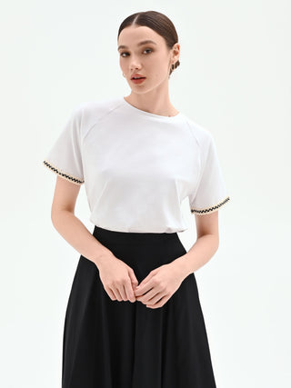 Biały T-shirt z pasmanteryjnym detalem