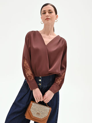 Blusa cioccolato in raso con inserti in pizzo