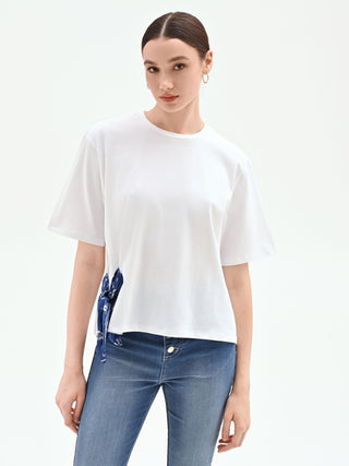 Biały T-shirt z apaszką z motywem bandany