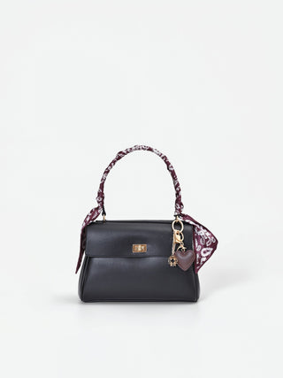 Borsa a mano nera con foulard e charms