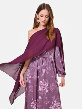 Bordeauxfarbener Überwurf im Cape-Stil