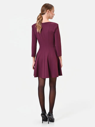 Abito svasato bordeaux rosso con spilla gioiello