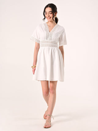 Robe blanche à détails crochet