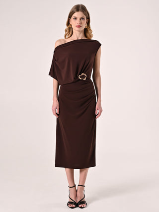 Robe marron à boucle dorée