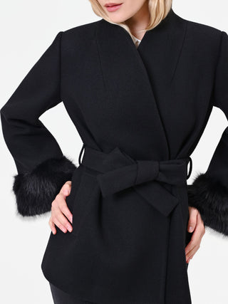 Cappotto corto nero con polsi effetto pelliccia