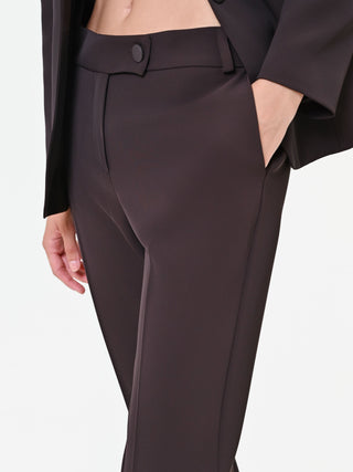 Dunkelbraune Hose mit Bügelfalte