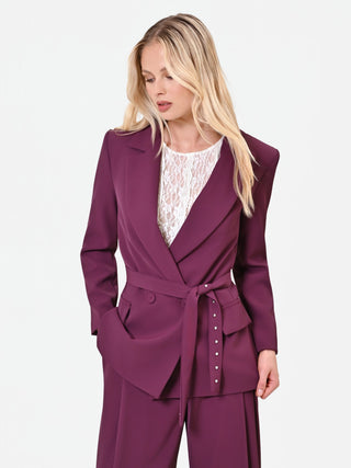 Bordeauxroter Blazer mit Gürtel und Perlen-Detail