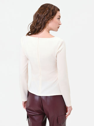 Weiße Bluse mit asymmetrischer Drapierung