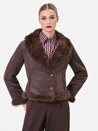 Kurze dunkelbraune Jacke mit Details in Felloptik
