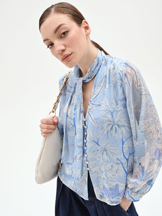 Blusa azzurra in raso con stampa foliage