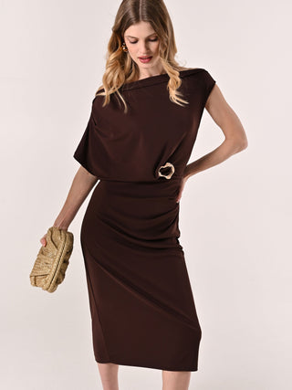 Robe marron à boucle dorée