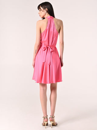 Robe courte rose pâle en satin