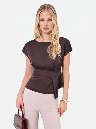 Blouse en satin brun foncé à drapé croisé