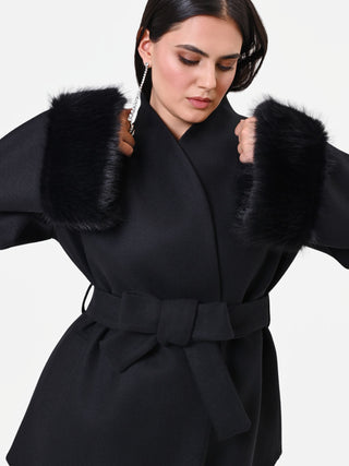 Cappotto Curvy nero con polsi effetto pelliccia