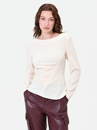 Weiße Bluse mit asymmetrischer Drapierung