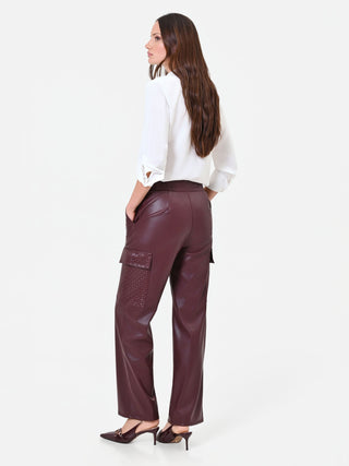 Bordeauxrote Cargohose in Lederoptik