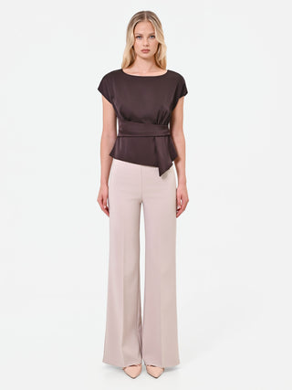 Blouse en satin brun foncé à drapé croisé