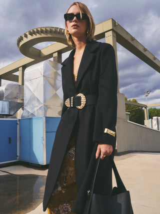 Cappotto nero con cintura e bottoni
