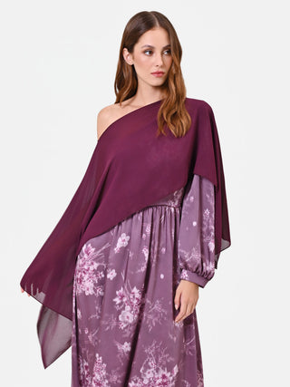 Bordeauxfarbener Überwurf im Cape-Stil