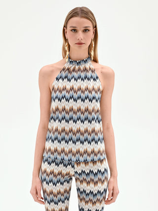 Top azzurro con mtotivo chevron e scollo all'americana