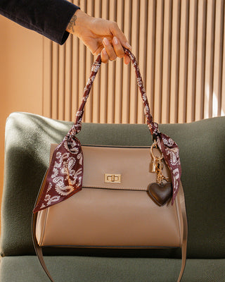 Sac à main beige avec foulard
