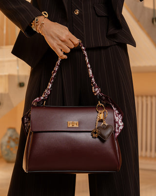 Sac à main bordeaux avec foulard