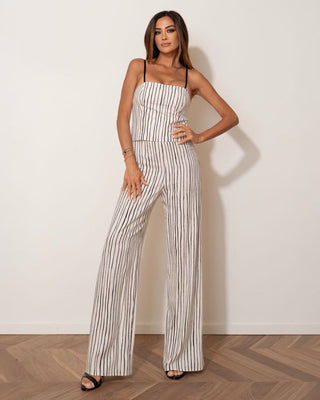 Giorgia Palmas indossa un completo top e pantalone in lino