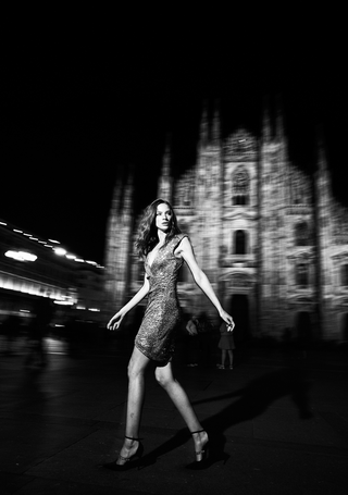 Immagine in bianco e nero con modella in movimento davanti al Duomo di Milano