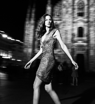 Immagine in bianco e nero con modella in movimento davanti al Duomo di Milano