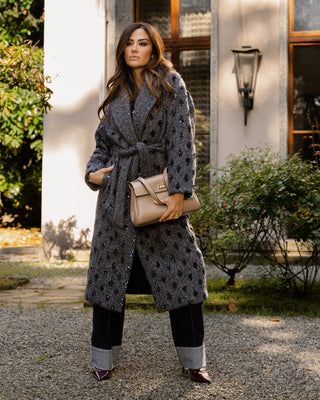 Giorgia Palmas indossa un cappotto grigio con applicazioni di paillettes