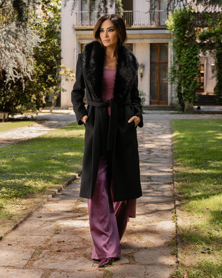 Giorgia Palmas indossa un cappotto nero con collo in eco pelliccia