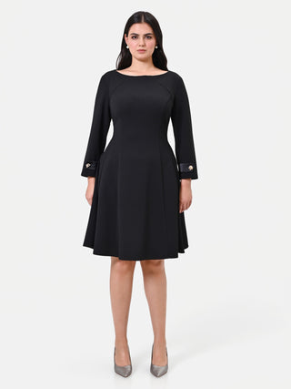 Robe évasée noire Curvy à boutons dorés