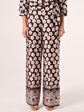 Hose mit Blumenmuster in Rosa & Schokolade