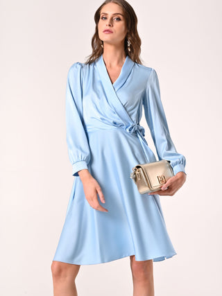 Überkreuztes Kleid in Hellblau aus Satin